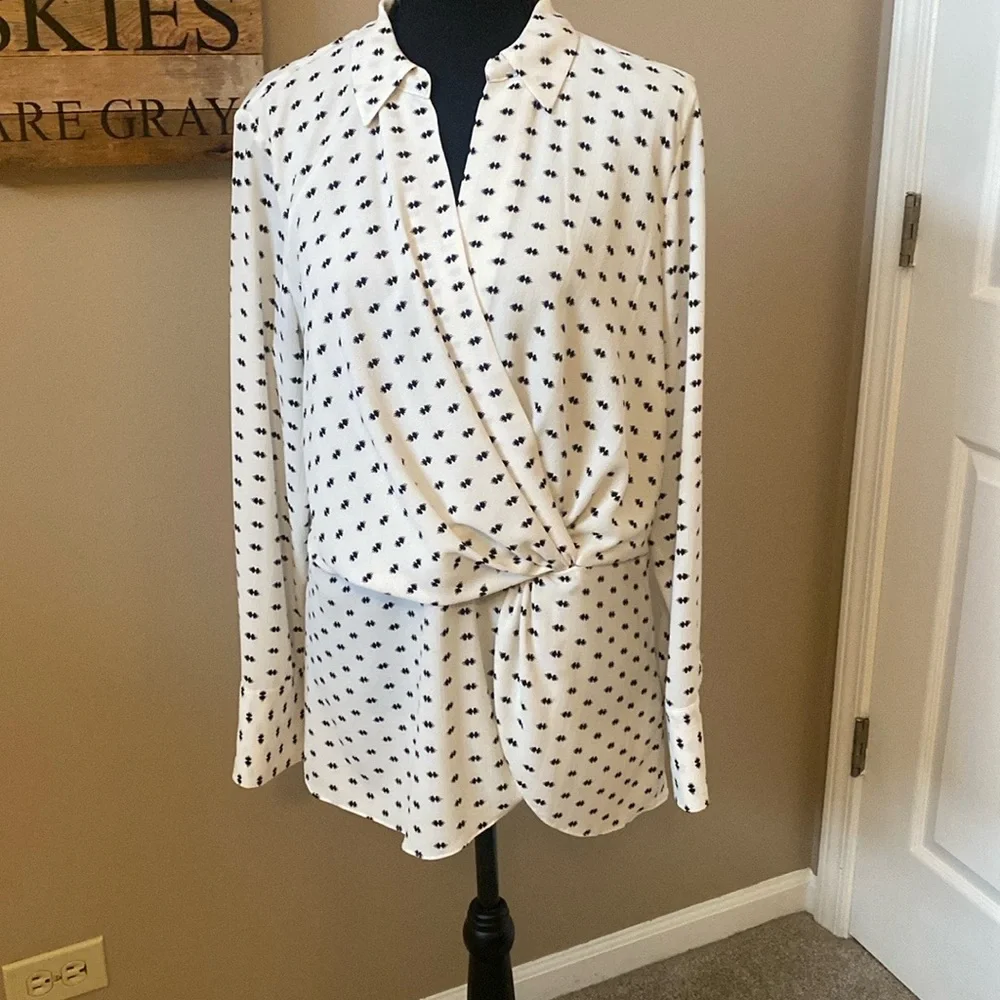 VINCE CAMUTO peplum blouse w/sm bl geo pattern on cream Sz L, modesty snap - Picture 1 of 9